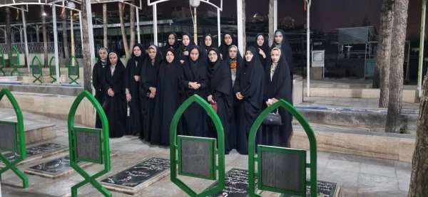 به مناسبت آغاز هفته دولت غبارروبی وعطر افشانی مزارمطهر شهدا توسط دانشجویان خواهر  2