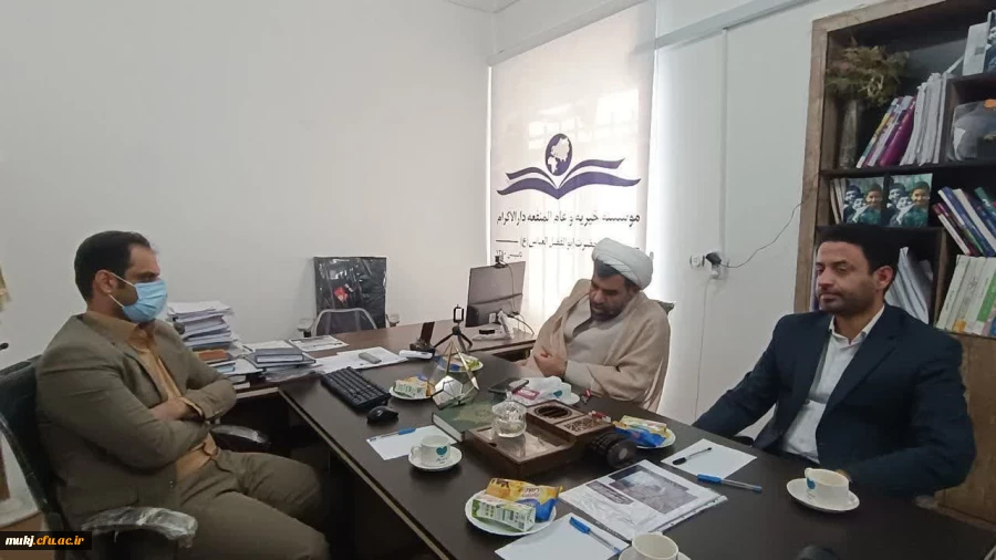 حجت الاسلام والمسلمین اکبری مطلق سرپرست پردیس های دانشگاه فرهنگیان استان با علی پور مدیر موسسه خیریه و عام المنفه دارالاکرام شعبه خراسان جنوبی دیدار کرد 3