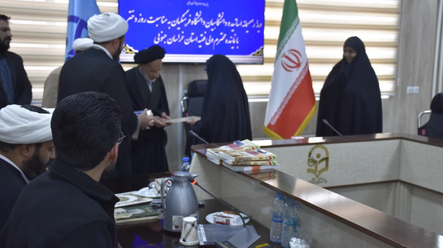 دیدار صمیمانه یِ آیت الله عبادی نماینده ولی فقیه در استان خراسان جنوبی به مناسبت ولادت حضرت معصومه (س) و روز دختر با کارکنان، اساتید و دانشجومعلمان دانشگاه فرهنگیان خراسان جنوبی  7